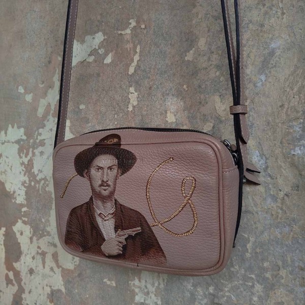 Сумка Vlieger & Vandam 'Camera Bag Gun' із кастомним дизайном El Justiciero Сумка Vlieger & Vandam 'Camera Bag Gun' із кастомним дизайном El Justiciero